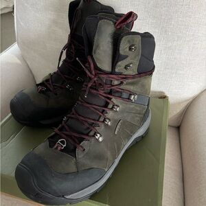 Keen Men's Black and Dark Green Revel IV High Polar Snow Boots.